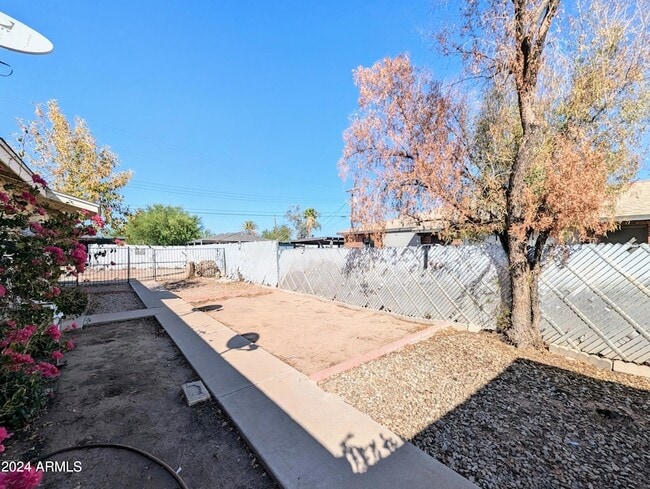Building Photo - 1314 W Whitton Ave