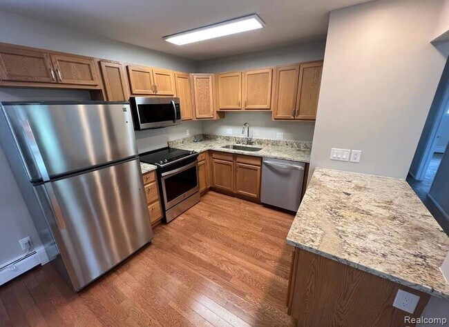 Building Photo - 2445 Torquay Ave