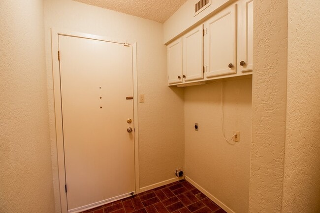 Building Photo - 1127 Lois St