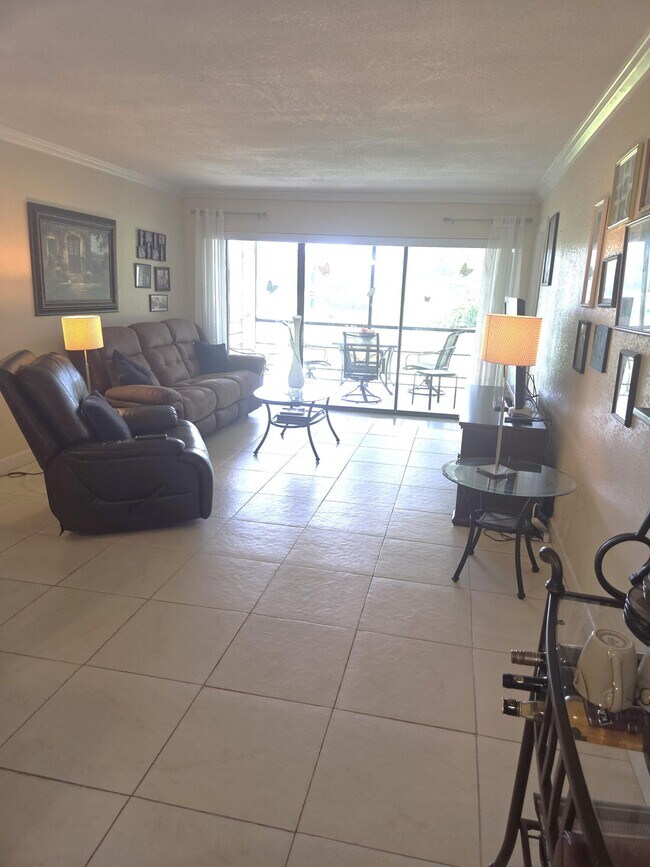 Building Photo - 5715 Fairway Park Dr