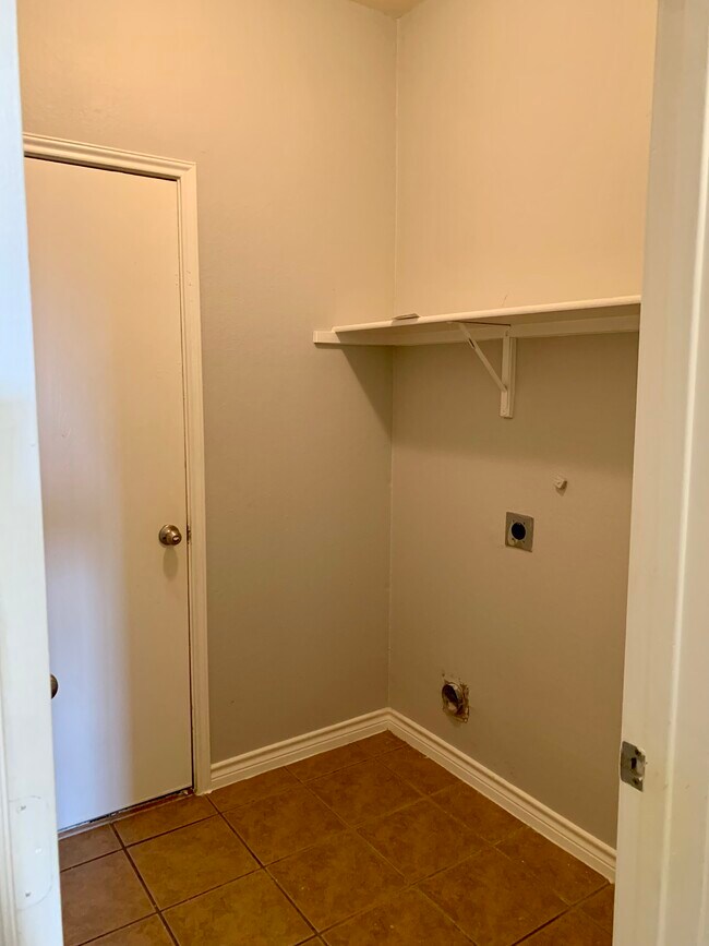 Building Photo - 1415 Millbrook Ln