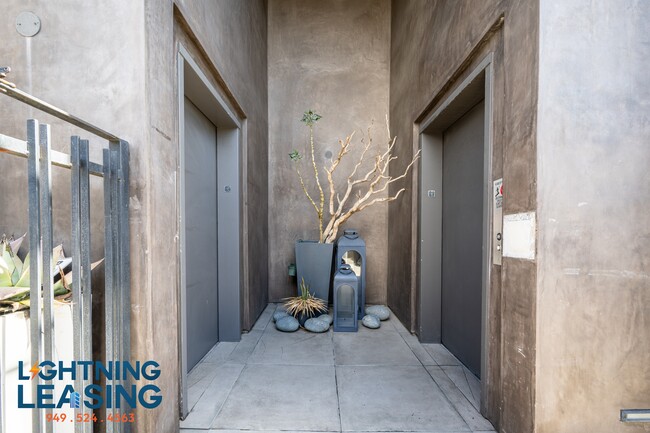 Building Photo - 8811 Burton Way