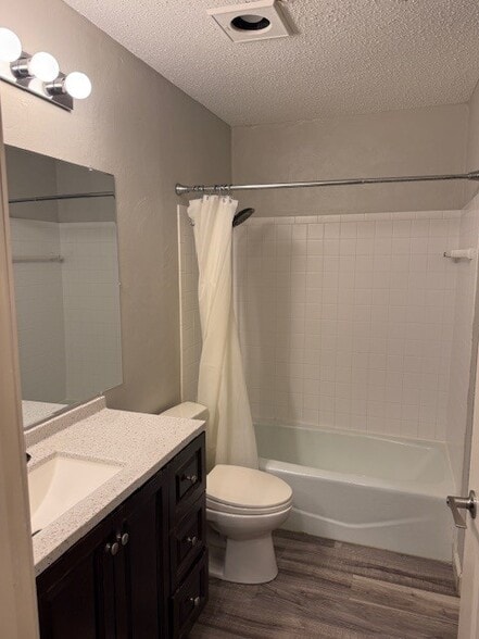 Full Bath with tub - 15931 18th Pl N