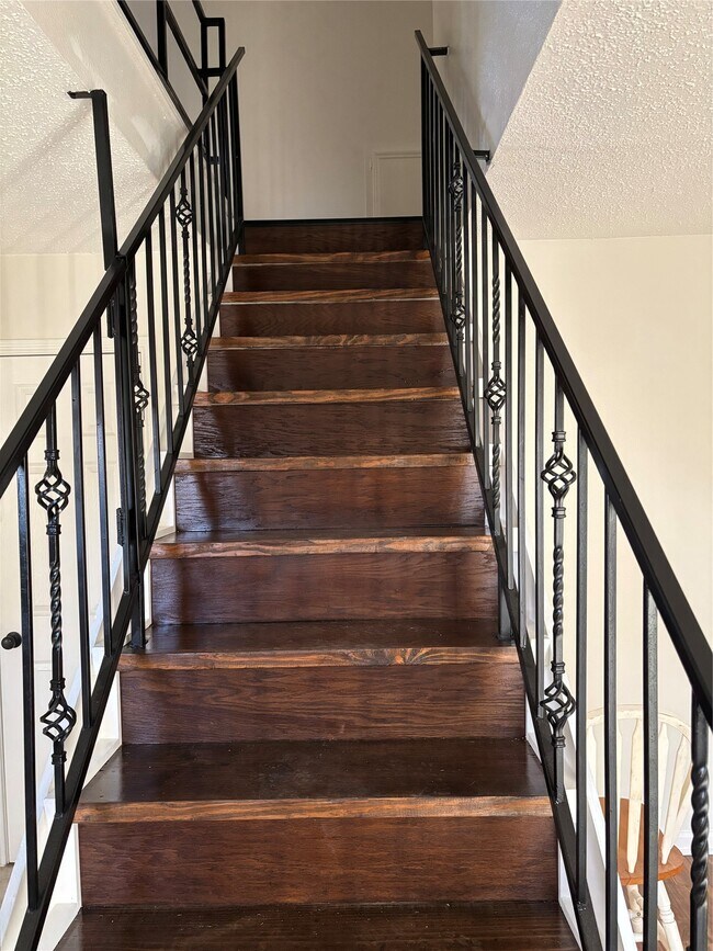 Building Photo - 4322 Woodmont Dr