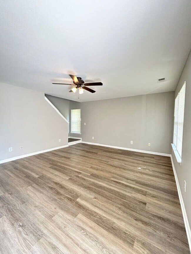 Building Photo - UPDATED 4 BEDROOM HOME IN LEXINGTON'S SPRING KNOLL