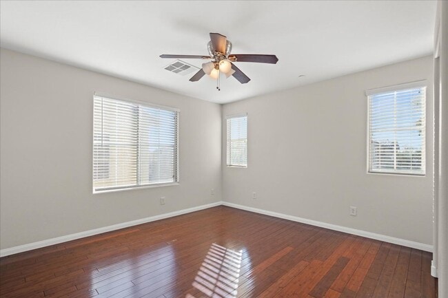 Building Photo - 3 Story, Spacious and Inviting 3-bedroom In Centennial Hills, with Downstairs Bedroom Suite