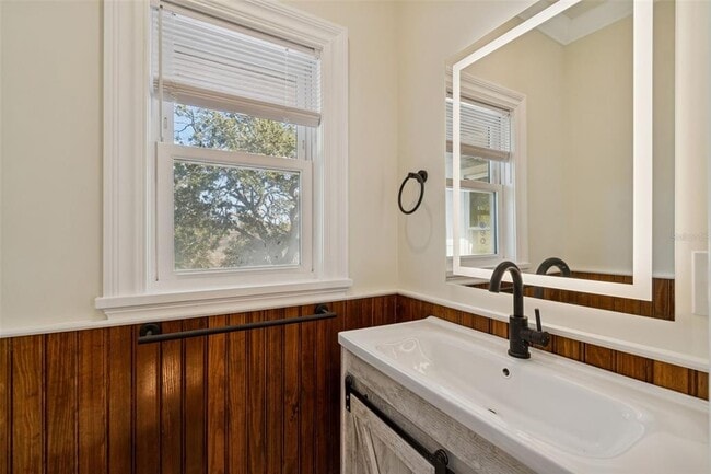 Building Photo - 344 21st Ave NE