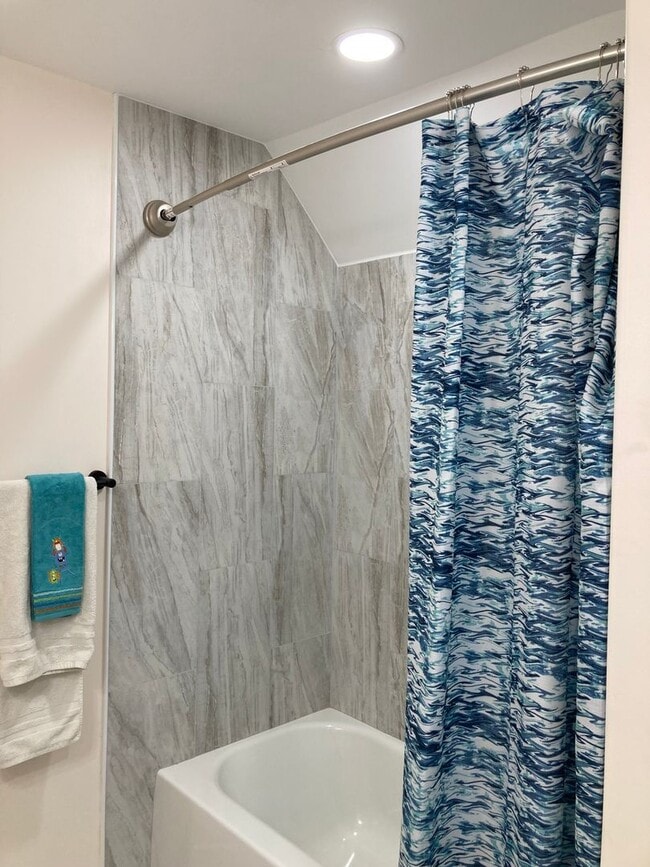 Building Photo - 2 Bedroom  Renovated Century Home Modern S...