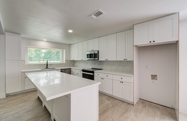 Building Photo - 494 Brandon Rd