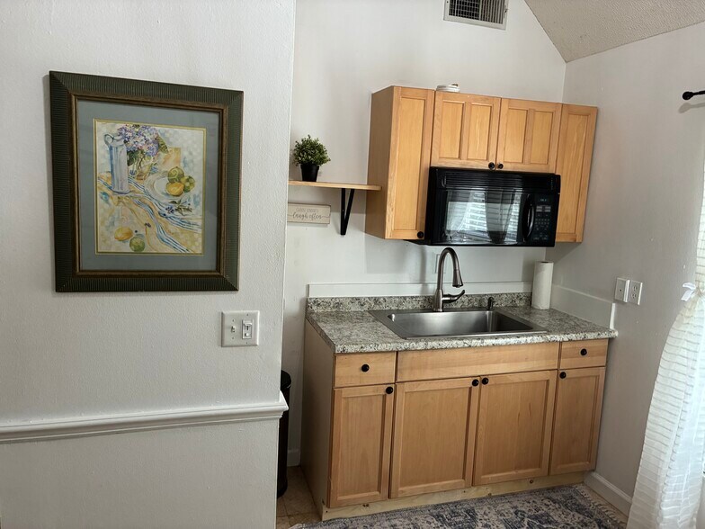 Building Photo - 7447 Hawkins Rd