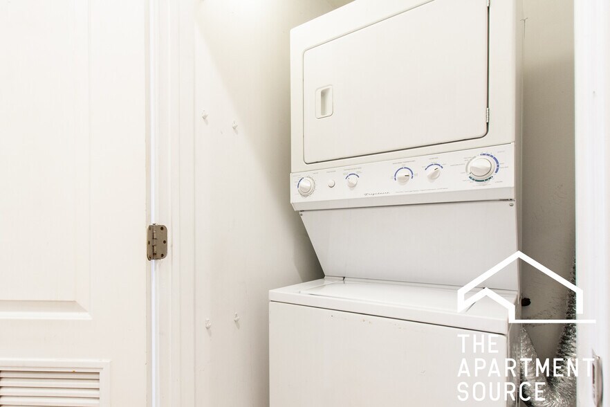 Building Photo - 1636 W Grace St