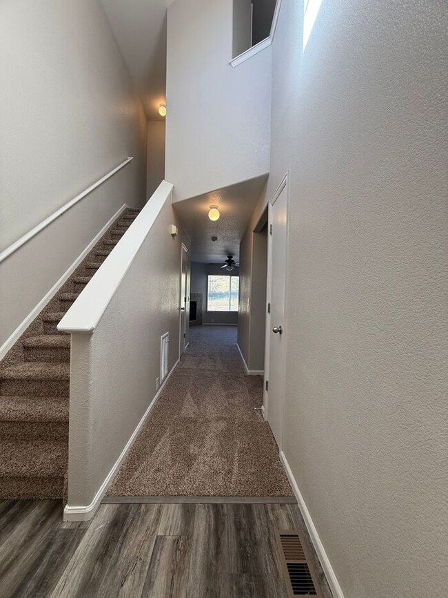 Building Photo - Stylish Comfort and Modern Living in the H...