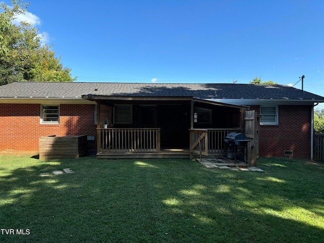 Building Photo - 2703 W Walnut St