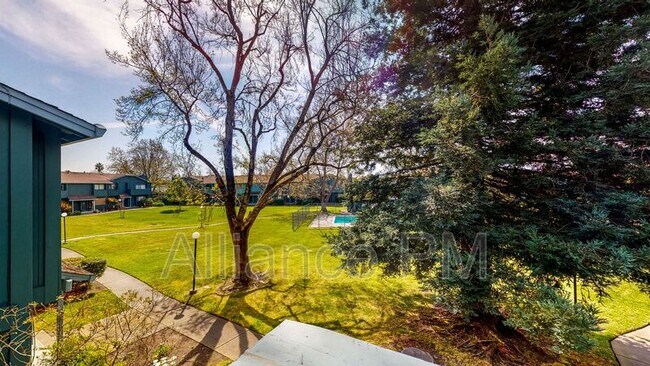 Building Photo - 221 College View Dr