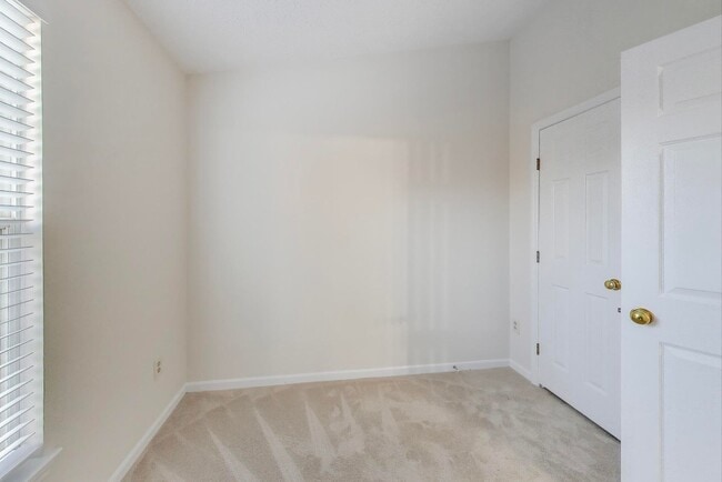Building Photo - Ellicott City townhome for you!