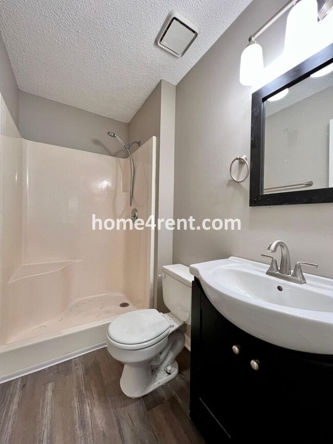 Building Photo - Wonderful Northland Home w/ an Updated Kit...