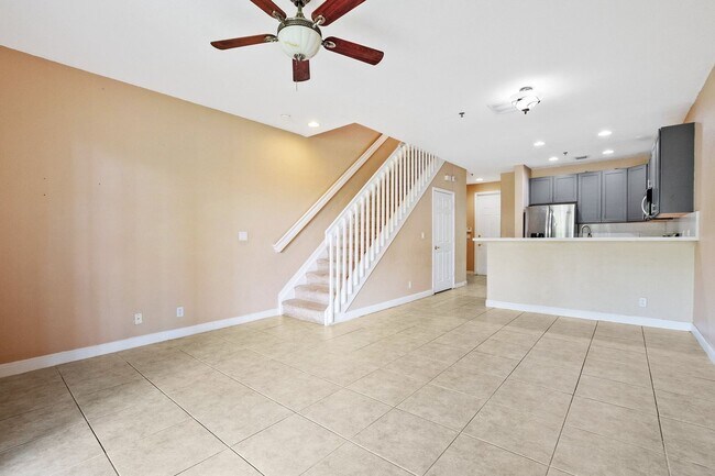 Building Photo - Charming 3-Story 3-Bedroom 2.5 Bath Townho...