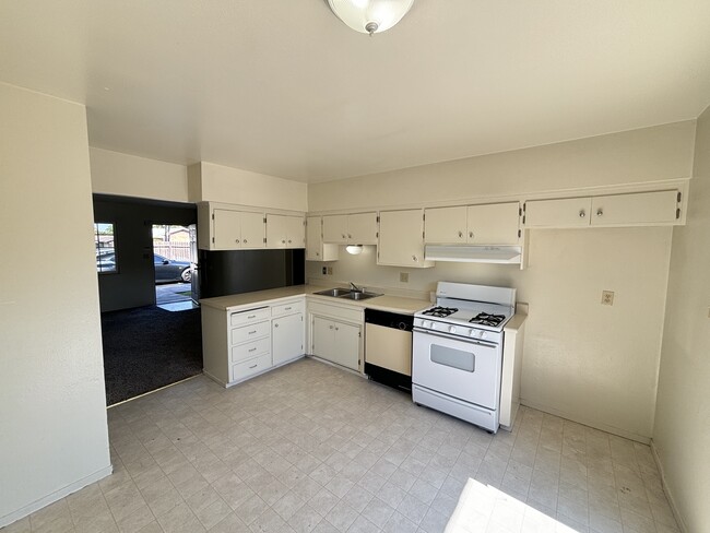 Building Photo - 1704 Rose Ave