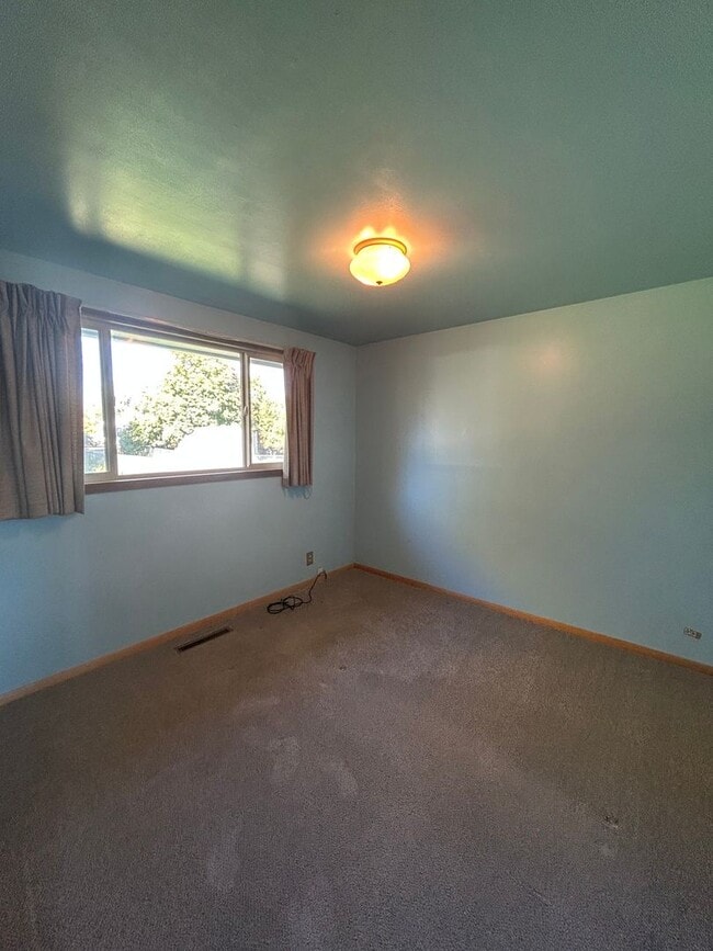 Building Photo - Charming 3 Bedroom Home with Large Heated ...