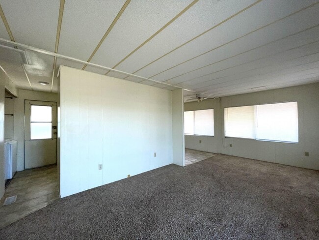 Building Photo - 2 bed 2 bath close to the river.