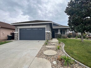 Building Photo - Beautiful 3 Bed, 2 Bath Home