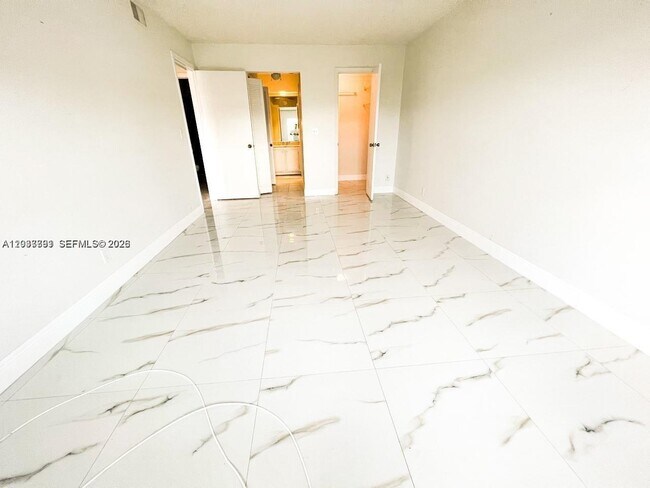 Building Photo - 6395 Bay Club Dr