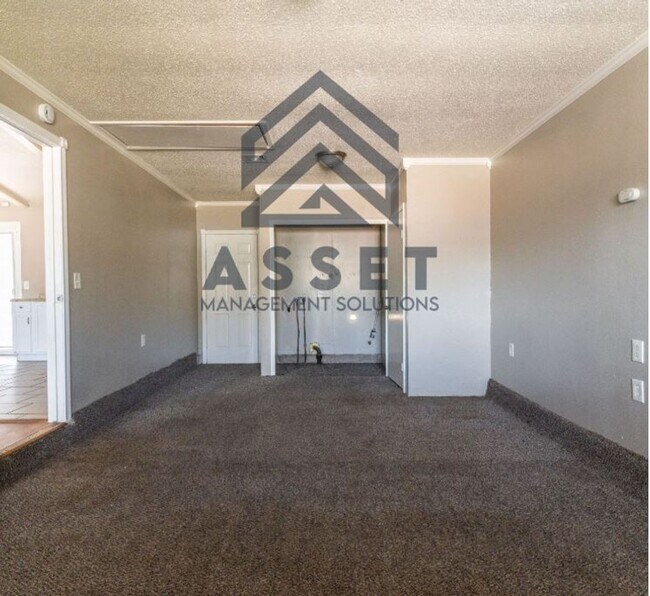 Building Photo - Cute 4 bedroom House