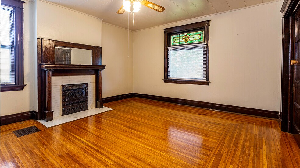 Front room - 532 Riddle Rd