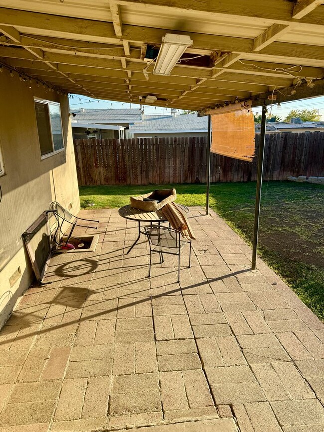Building Photo - Explore this attractive property in Bakersfield, featuring 3-bedroom and 1.75 -bathrooms - Availa...