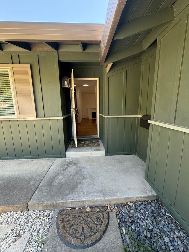 Building Photo - 3 Bedroom | 2 Bathroom | Single Family Home
