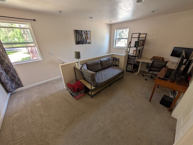 Building Photo - Newer contemporary home right downtown, al...