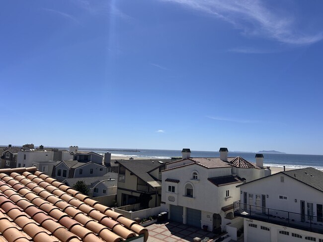 Building Photo - 3740 Ocean Dr