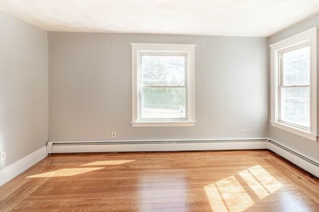 Building Photo - 572 Gaskill St