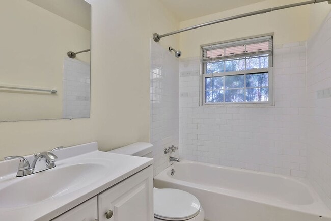 Building Photo - Newly Renovated Duplex