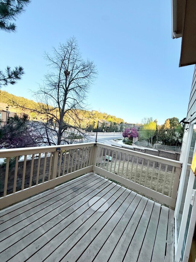 Building Photo - End- unit townhome on Hamlet!