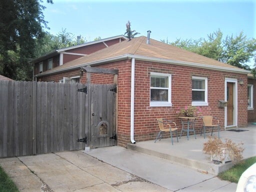 Primary Photo - Perfect locale 3 Bed/2Bath Single Family H...