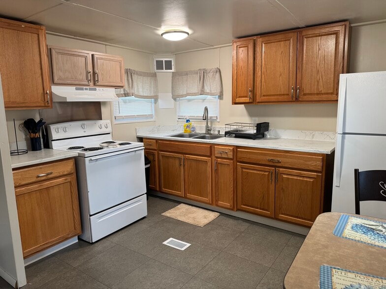 Building Photo - 60 Kraman Ln