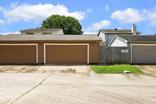Building Photo - 6407 S Briar Bayou Dr