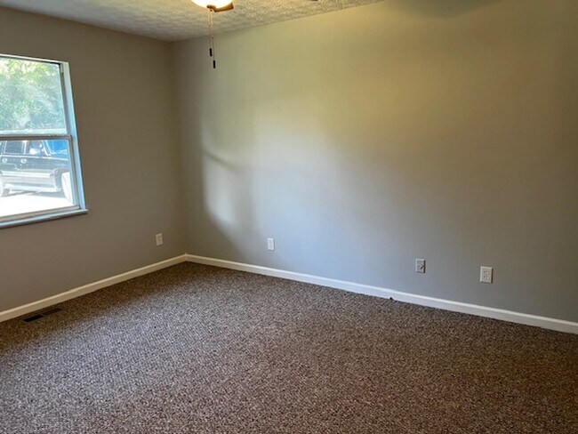 Building Photo - Maryville 37803 - 3 bedroom, 2 bath home - Contact Troy Adams (865) 233-6949