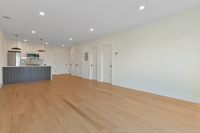 Building Photo - 219 Paris St