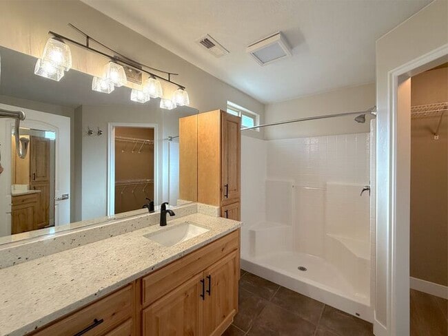 Building Photo - 3 bed, 2 bath home with 2 car garage