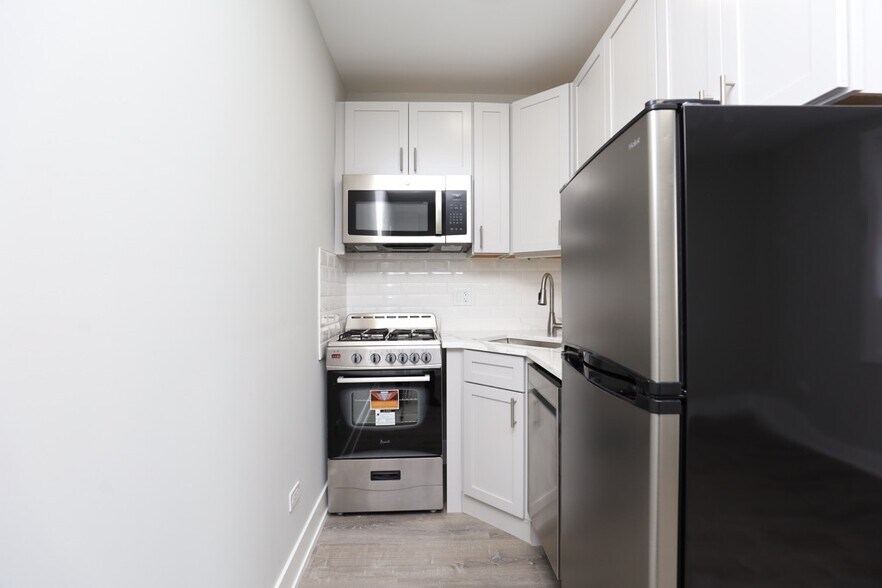 Building Photo - 545 W Belmont Ave