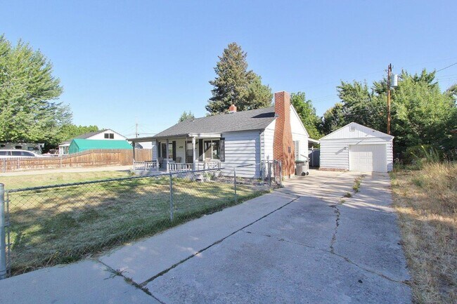 Building Photo - Charming Single-Level Home on the Bench