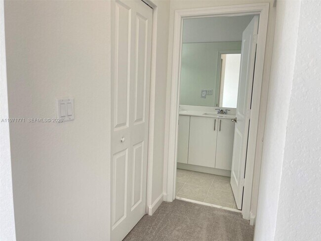 Building Photo - 1427 SE 7th Ter