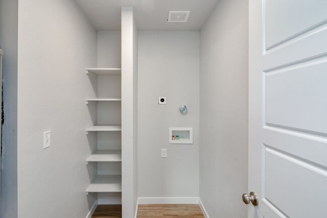 Building Photo - Beautiful, Modern 2 Bedroom Cottage Available!