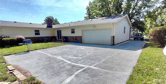 Building Photo - 874 Hollyridge Dr