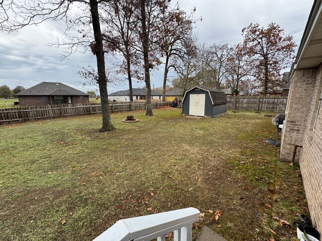 Building Photo - Immaculate home in Gentry close to schools