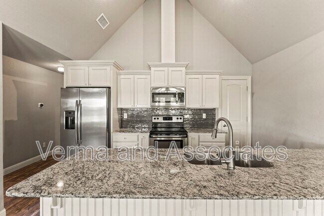Building Photo - 3205 SW Riverstone Ave