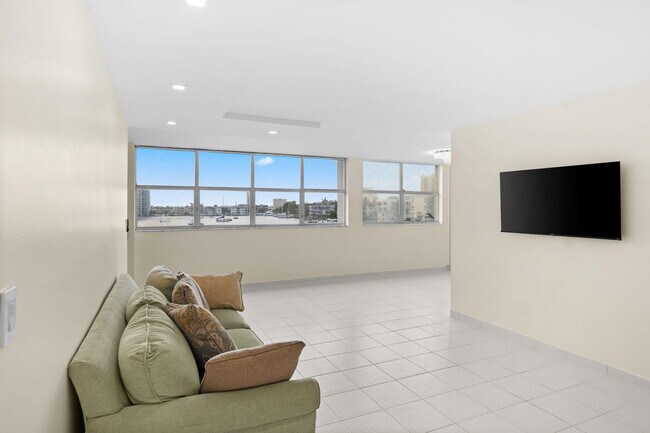 Building Photo - 100 Golden Isles Dr