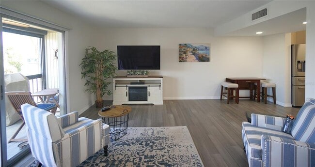 Building Photo - 6325 Newtown Cir
